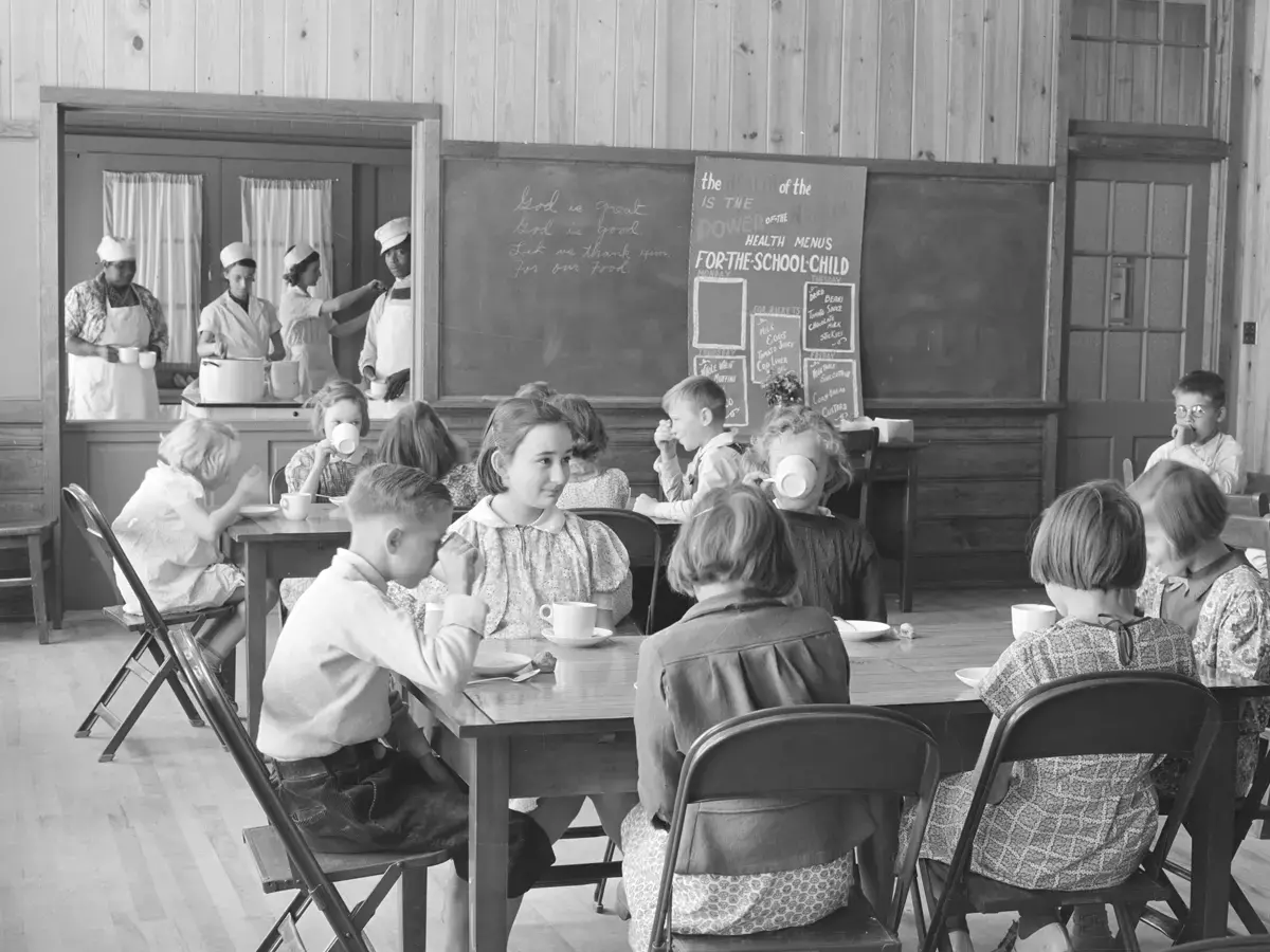 A hot mid-morning lunch in school, Ashwood Plantations, South Carolina, 1939. Science History Institute’s Lunchtime examines the history and contemporary implications of the US School Lunch Program. Photo from the Library of Congress Prints and Photographs Division.