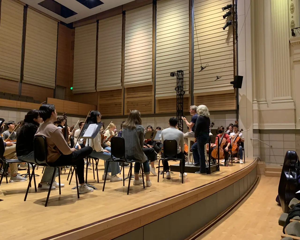 Pew Fellow Sumi Tonooka rehearsing Only The Midnight Sky and Silent Stars with the San Francisco Conservatory of Music Orchestra under the direction of conductor Edwin Outwater, 2023. Photo courtesy of Sumi Tonooka.