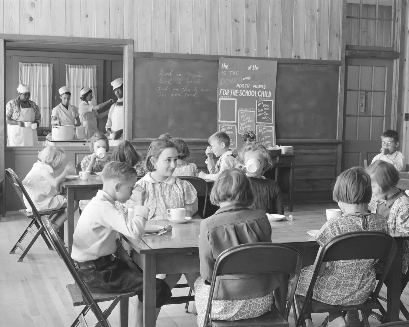 A hot mid-morning lunch in school, Ashwood Plantations, South Carolina, 1939. Science History Institute’s Lunchtime examines the history and contemporary implications of the US School Lunch Program. Photo from the Library of Congress Prints and Photographs Division.