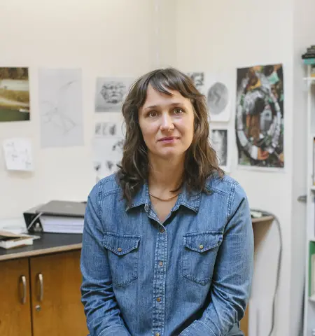 Pew Fellow Kristen Neville Taylor seated in her studio.